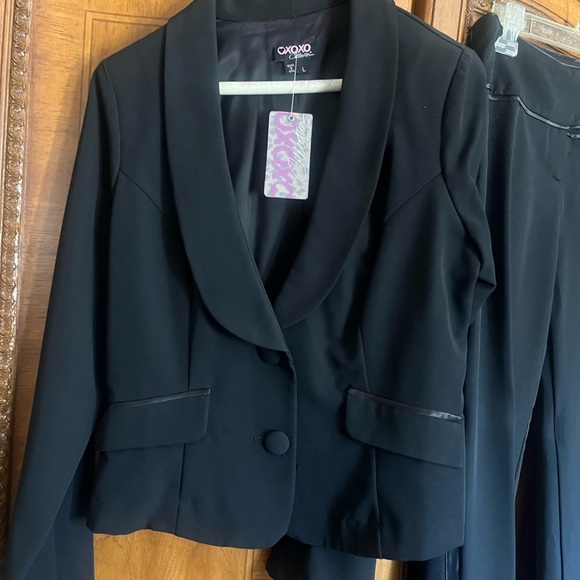 Ladies Tuxedo suit by XOXO crop jacket and pants - Picture 1 of 7